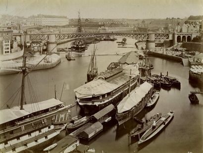 null Photographe non identifié. Brest, le pont tournant, vers 1885. Tirage albuminé...