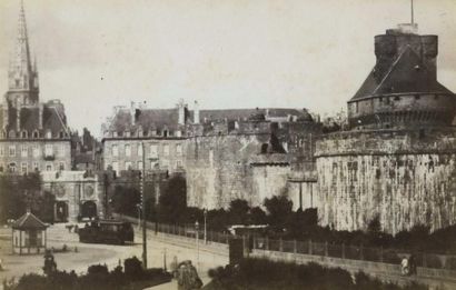 null Photographe non identifié. Saint-Malo, Square et porte Saint-Vincent, vers 1880....