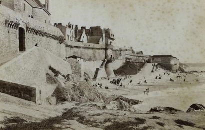 null Photographe non identifié. Saint-Malo, remparts et porte de Bon-Secours, vers...