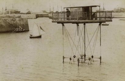 null 1698/ Photographe non identifié. Saint-Malo, le pont roulant, vers 1880. Tirage...