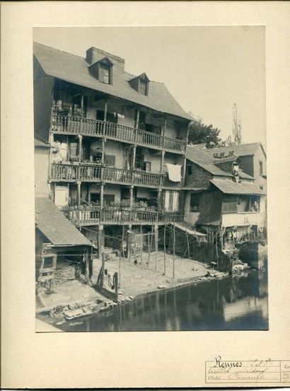 null RENAULT. Rennes, vieilles maisons, vers 1910. Tirage argentique d'époque 22,7...