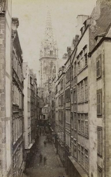 null Photographe non identifié. Saint-Malo, la grande rue, vers 1880. Tirage albuminé...