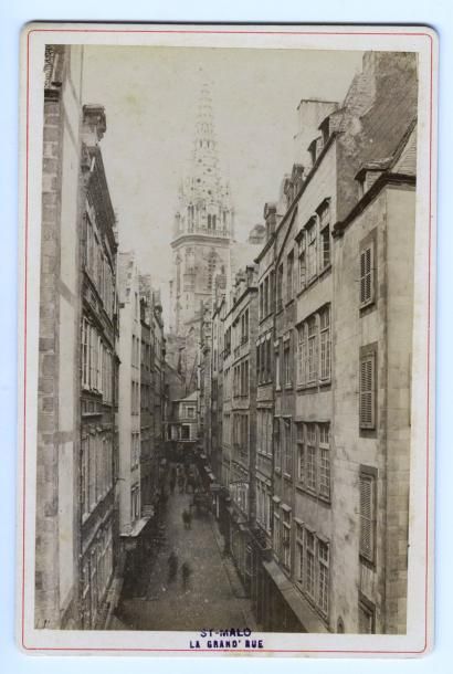 null Photographe non identifié. Saint-Malo, la grande rue, vers 1880. Tirage albuminé...