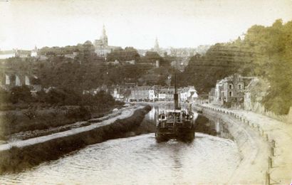 null NEURDEIN. Dinan, arrivée du steamer ''La Bretagne'', vers 1880. Tirage albuminé...