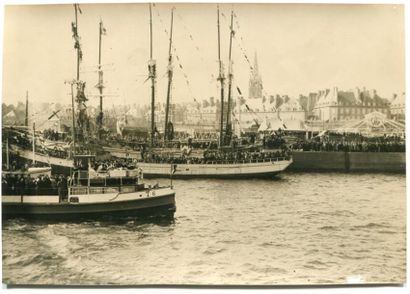  WIDE WORLD PHOTOS. Saint-Malo, le Pardon des Terre-Neuvas, vers 1930. Tirage argentique...