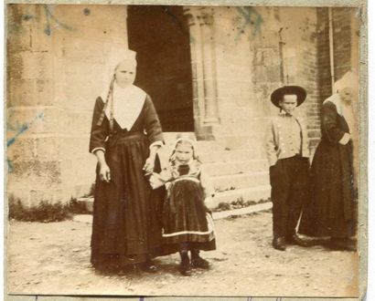 null Photographe non identifié. Plougastel, femme et son enfant, deux (2) photographies...