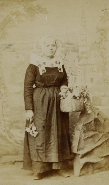 null Photographe non identifié. Portrait de jeune fille en studio dans un décor peint,...