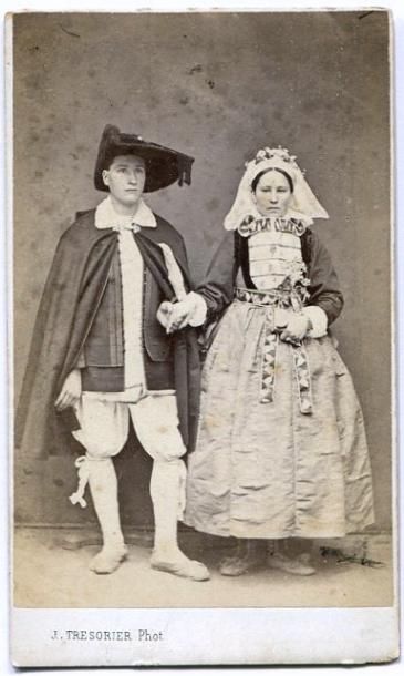 null J.TRESORIER. Couple, vraisemblablement de Guérande, vers 1870. Tirage albuminé...