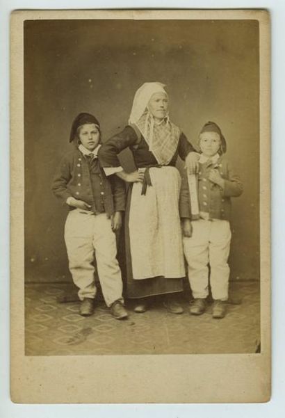 null Emile MAGE. Femme et ses enfants vers 1880. Tirage albuminé d'époque, 14 x 9,8...