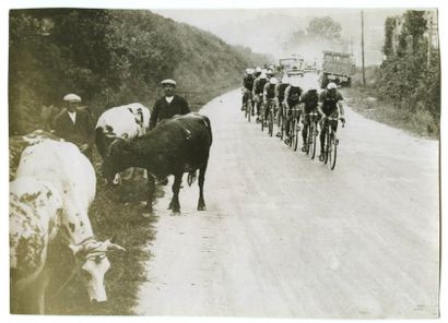 null MEURISSE. Cycliste lors de l'étape Dinan-Brest du Tour de France, vers 1930....