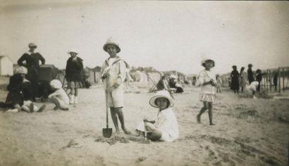 null Photographe non identifié.  Plage de Pornichet, 1917. Tirage argentique 6,3...