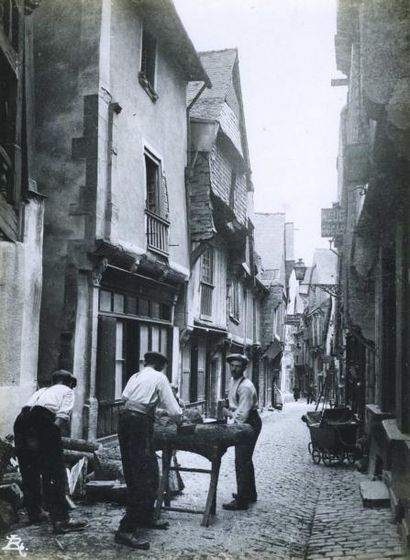 null Photographe non identifié. Vitré, rue Beaudrairie, vers 1940. Tirage argentique...