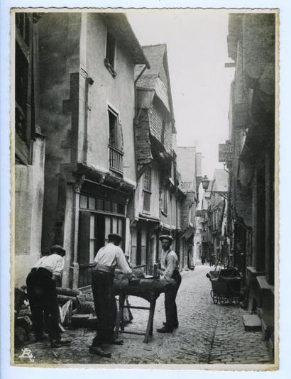 null Photographe non identifié. Vitré, rue Beaudrairie, vers 1940. Tirage argentique...