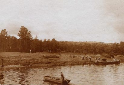 null Photographe non identifié. Châteaulin, au bord du cours d'eau, vers 1905. Tirage...