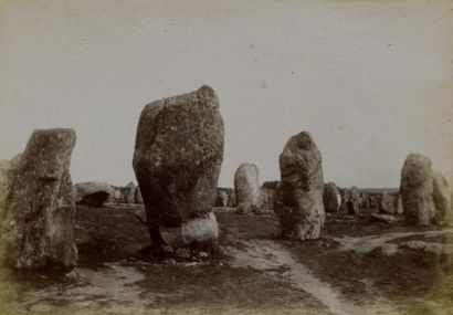 null Photographe non identifié. Carnac, les alignements de mégalithes, vers 1890....