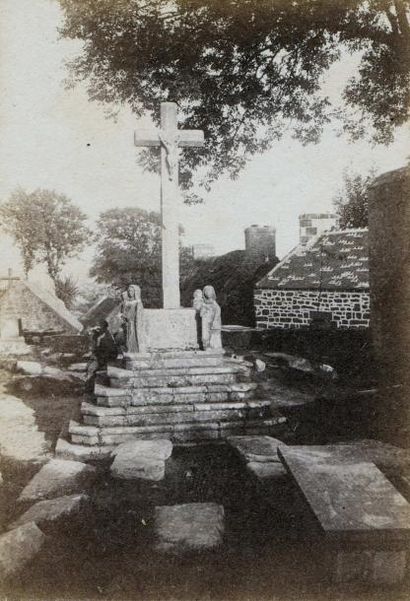 null Photographe non identifié. Primelin, calvaire de Saint Tugen, vers 1905. Tirage...