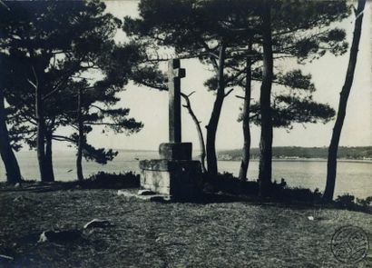 null Photographe non identifié. Ile aux Moines (Morbihan), deux photographies,  1912....