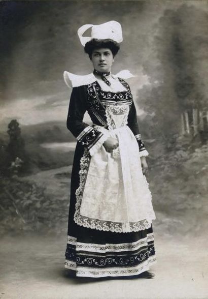 null VILLARD. Portrait de femme, vers 1900. Tirage argentique d'époque, 14,3 x 10...