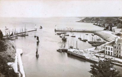 null NEURDEIN. Belle-Ile, le port vers 1880. Tirage albuminé d'époque, 11,3 x 18,1...