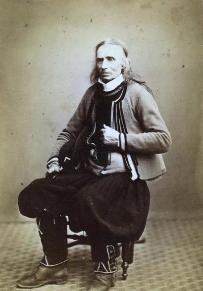 null J. VILLARD. Portrait d'homme de Plogonnec, vers 1880. Tirage albuminé d'époque,...