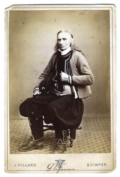 null J. VILLARD. Portrait d'homme de Plogonnec, vers 1880. Tirage albuminé d'époque,...