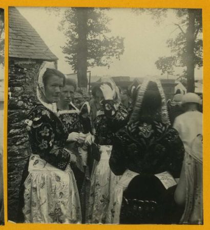 null Photographe non identifié. Femmes de Plonévez-Porzay au Pardon de Sainte-Anne...