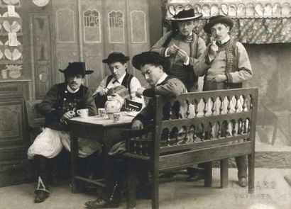 null VILLARD. Groupe de Bretons, vers 1910. Tirage argentique d'époque, 7,9 x 10,9...