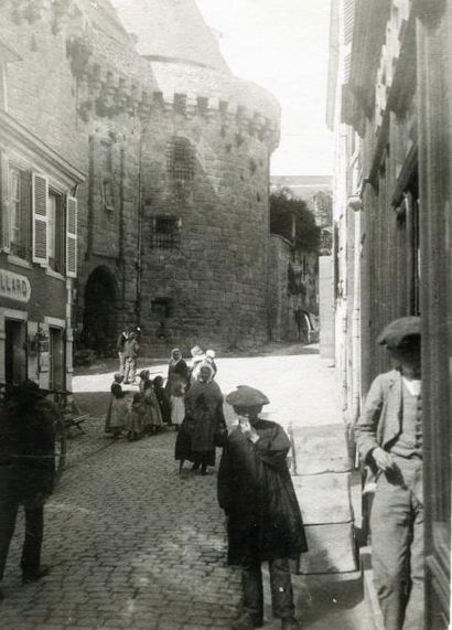 null Photographe non identifié. Hennebont, groupes d'enfants dans la rue, vers 1900....