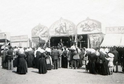 null Photographe non identifié.  Vannes, Foire, fête foraine, vers 1900. Tirage argentique...