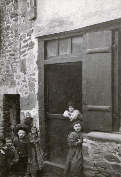 null Photographe non identifié.  Dinan, enfants rue du Jerzual, vers 1900. Tirage...