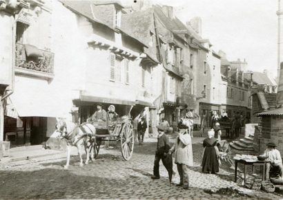 null Photographe non identifié.  Vannes, une rue le jour du marché, vers 1900. Tirage...