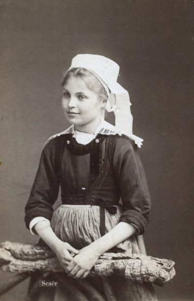 null J.VILLLARD. Jeune fille de Scaër, vers 1880. Tirage albuminé d'époque, 15,2...