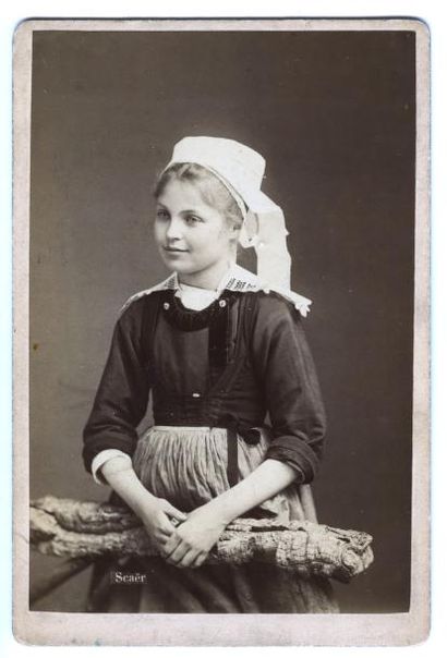 null J.VILLLARD. Jeune fille de Scaër, vers 1880. Tirage albuminé d'époque, 15,2...