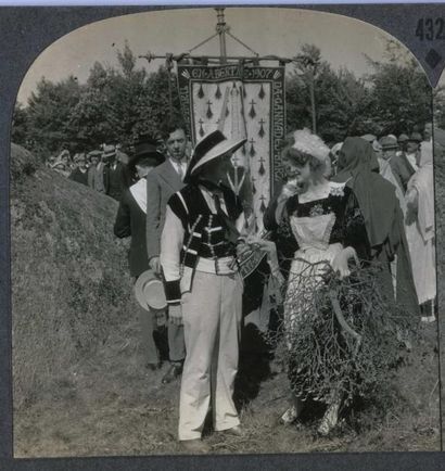 null KEYSTONE VIEW COMPANY. Une procession, vers 1900. Vue stéréoscopique formé d'un...