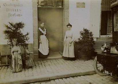 null Photographe non identifié. Landivisiau, un hôtel, 1903. Tirage argentique d'époque,...