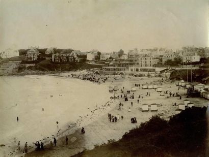 null Photographe non identifié. Dinard, la plage, vers 1870. Tirage albuminé d'époque,...