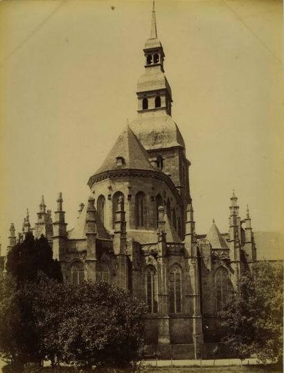null Photographe non identifié. Dinan, basilique Saint-Sauveur, vers 1880. Tirage...