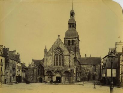 null Photographe non identifié. Dinan, basilique Saint-Sauveur, vers 1880. Tirage...