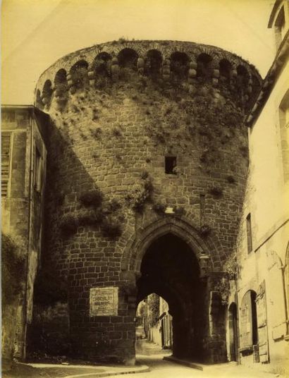 null Photographe non identifié. Dinan, porte de Jerzual, vers 1880. Tirage albuminé...