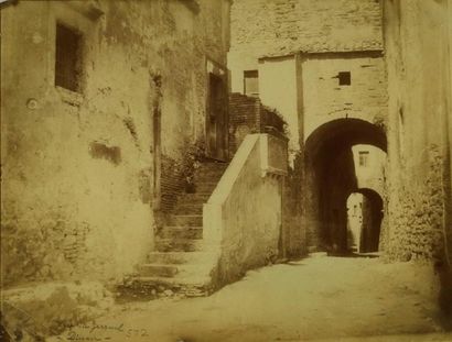 null Photographe non identifié. Dinan, rue du Jerzual, vers 1870. Tirage albuminé...