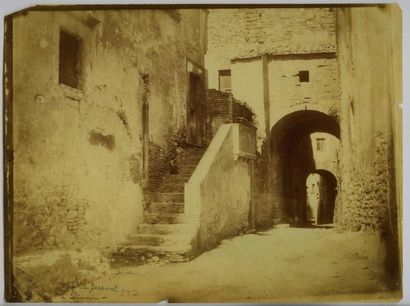 null Photographe non identifié. Dinan, rue du Jerzual, vers 1870. Tirage albuminé...