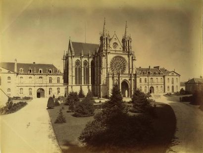 null Photographe non identifié. Dinan, chapelle de l'Hospice des Bas-Foin, vers 1880....