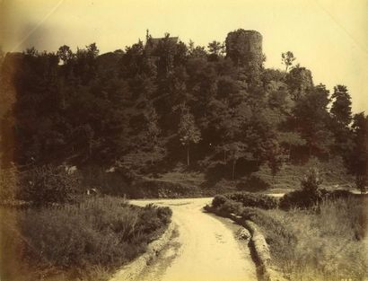 null Photographe non identifié. Château de Léhon, vers 1880. Tirage albuminé d'époque,...