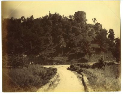 null Photographe non identifié. Château de Léhon, vers 1880. Tirage albuminé d'époque,...