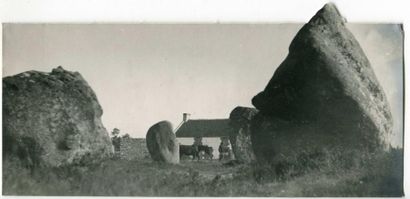 null Photographe non identifié. Mégalithes à Carnac, un homme et son cheval en arrière...