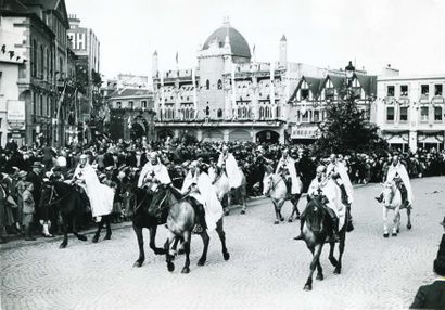 null TRAMPUS. Saint-Brieuc, une fête historique, 1934. Tirage argentique d'époque...