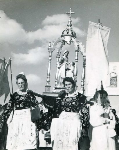 null JOS LE DOARE. Saint Anne la Palud, trois photographies vers 1940. Tirages argentiques...