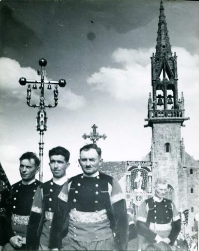 null JOS LE DOARE. Saint Anne la Palud, trois photographies vers 1940. Tirages argentiques...