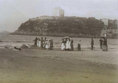 null Photographe non identifié. Dinard, touristes sur la plage vers 1880. Tirage...
