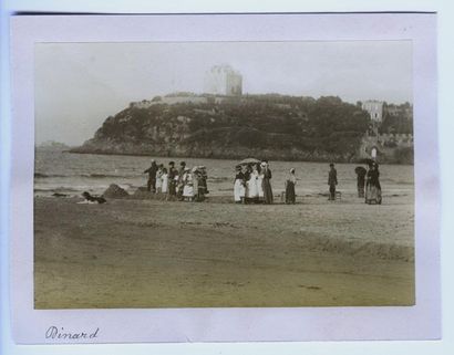 null Photographe non identifié. Dinard, touristes sur la plage vers 1880. Tirage...